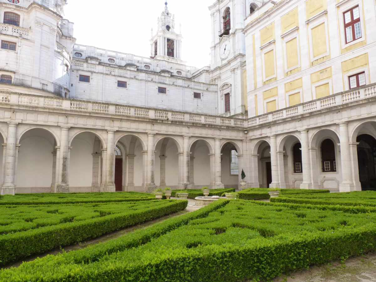 Jardim interior do Convento de Mafra