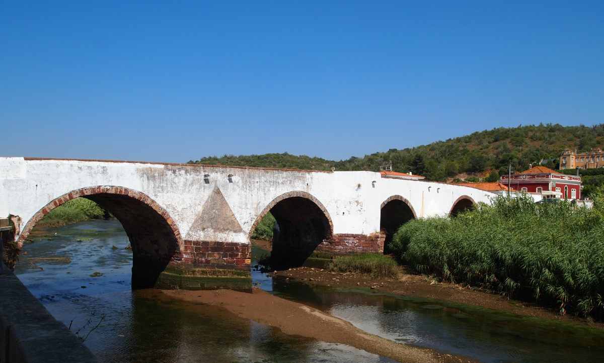 Ponte Velha sobre o rio Arade
