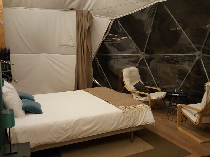 Interior da tenda DOMO do Natura Glamping- Fundão