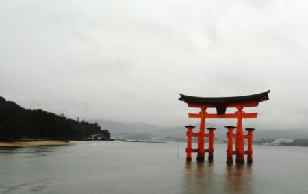 Ilha de Miyajima-A célebre Porta Tori da religião do Xintoísmo, a mais famosa do Japão
